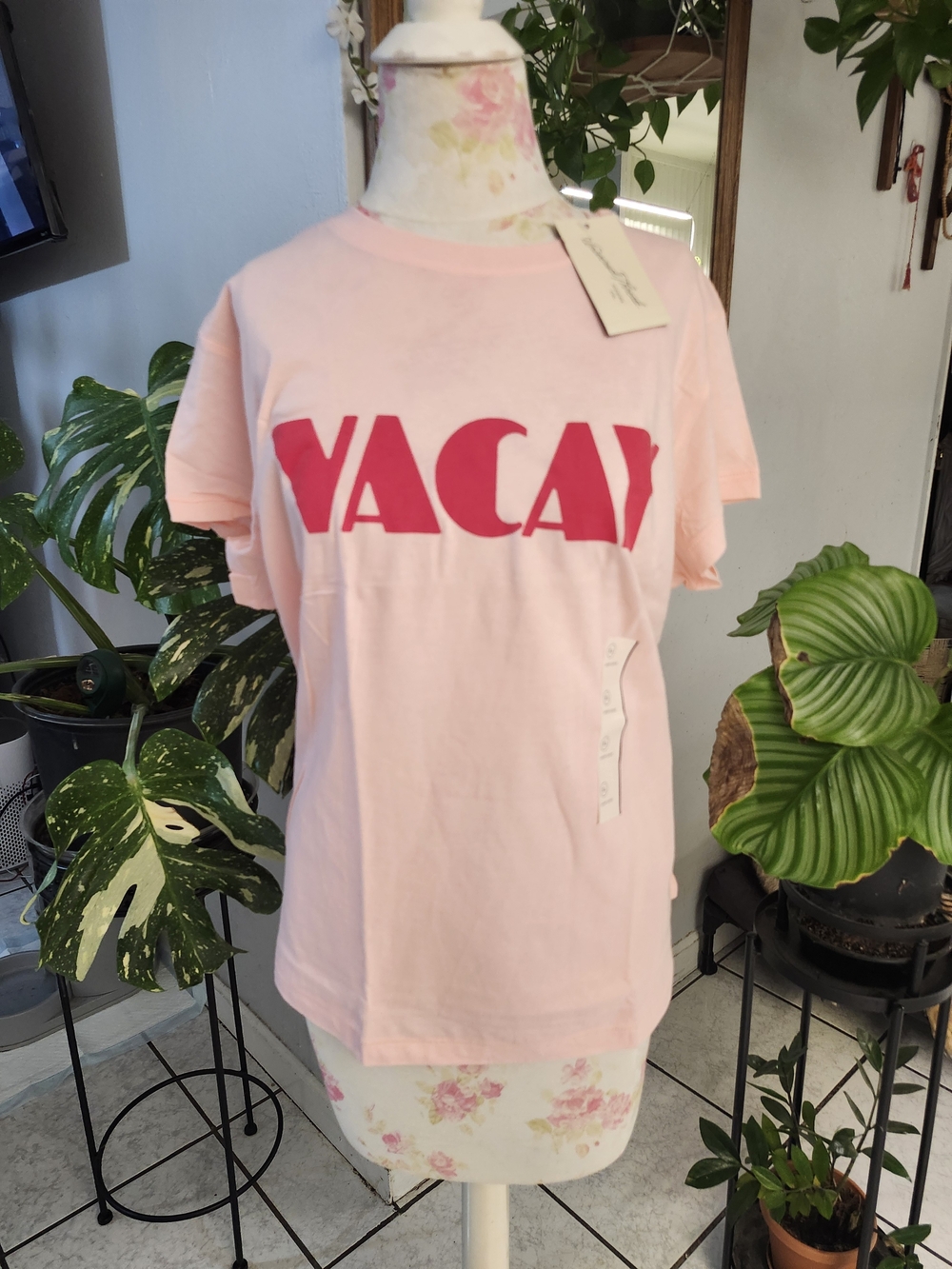 Universal Thread Pink 'VACAY' Graphic Tee